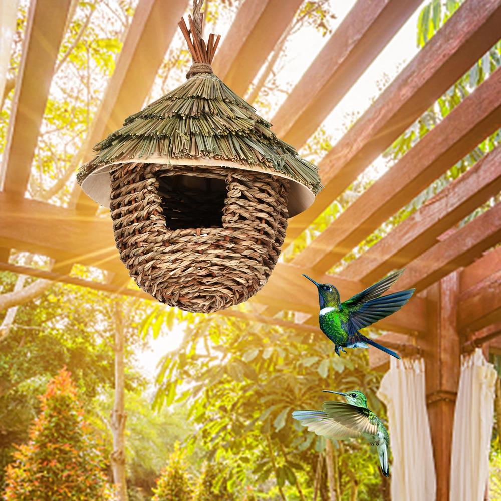Una encantadora casa decorativa para colibríes, tejida a mano con hierba natural, perfecta para colgar en tu jardín, patio, césped o oficina, sin batería