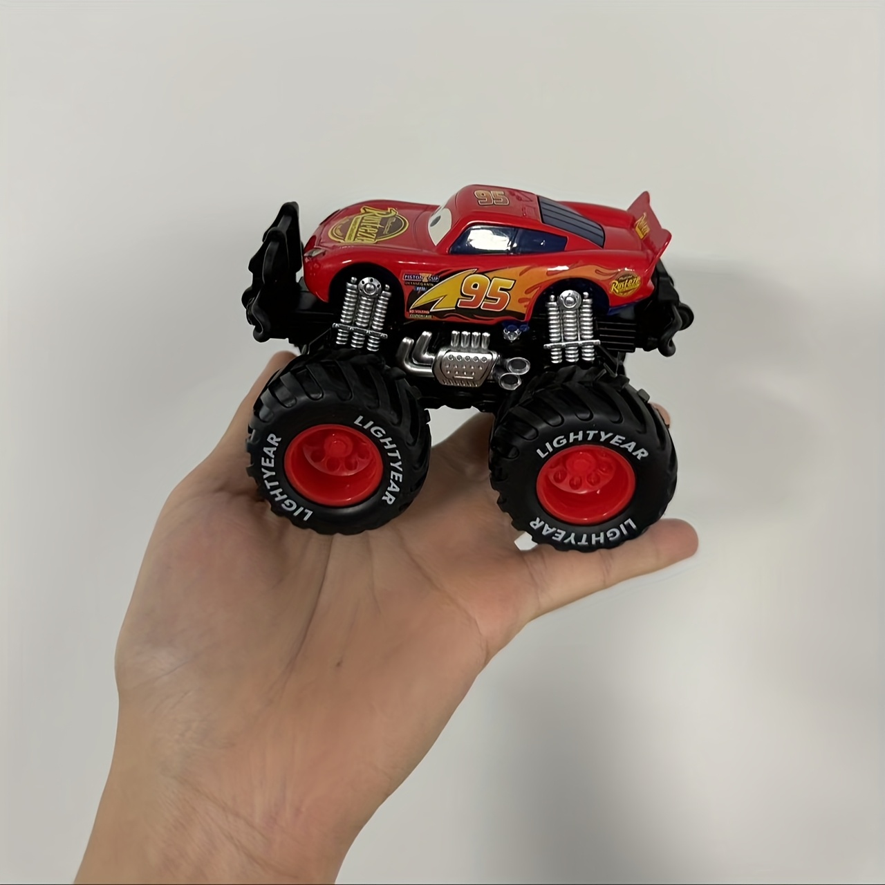 1pc  Cars Lightning McQueen  Model, Cute  Decorative Ornament, Perfect for Home, Office & Dorm Room Decor, Ideal for Halloween, Christmas, Birthday Gifts, Fun Party Decoration