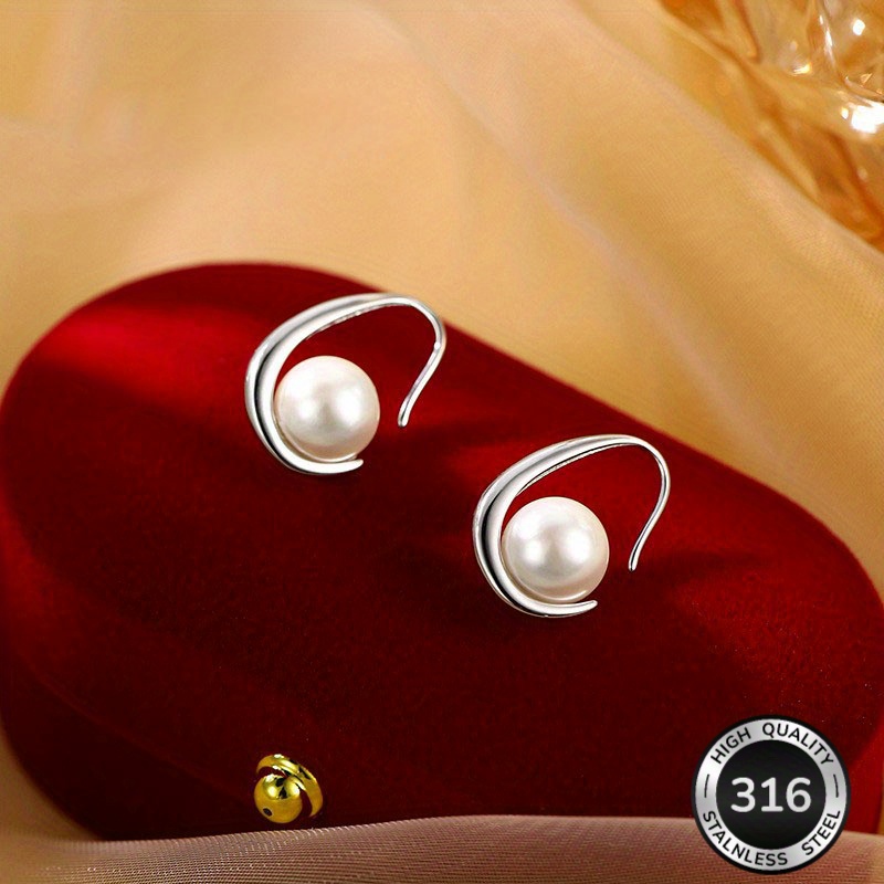 E-shop Allergiefreie Halbmond-Ohrringe aus Edelstahl. Bequem und vielseitig, schlicht und elegant. Hochwertige Modeaccessoires für Damen im oder auf