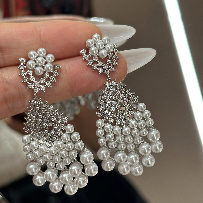 TEMU Elegant Earrings Featuring Silvery Needle Inlaid Water Drop Crystals And Pearl Tassels, Embodying A Luxurious Retro Style With Intricate