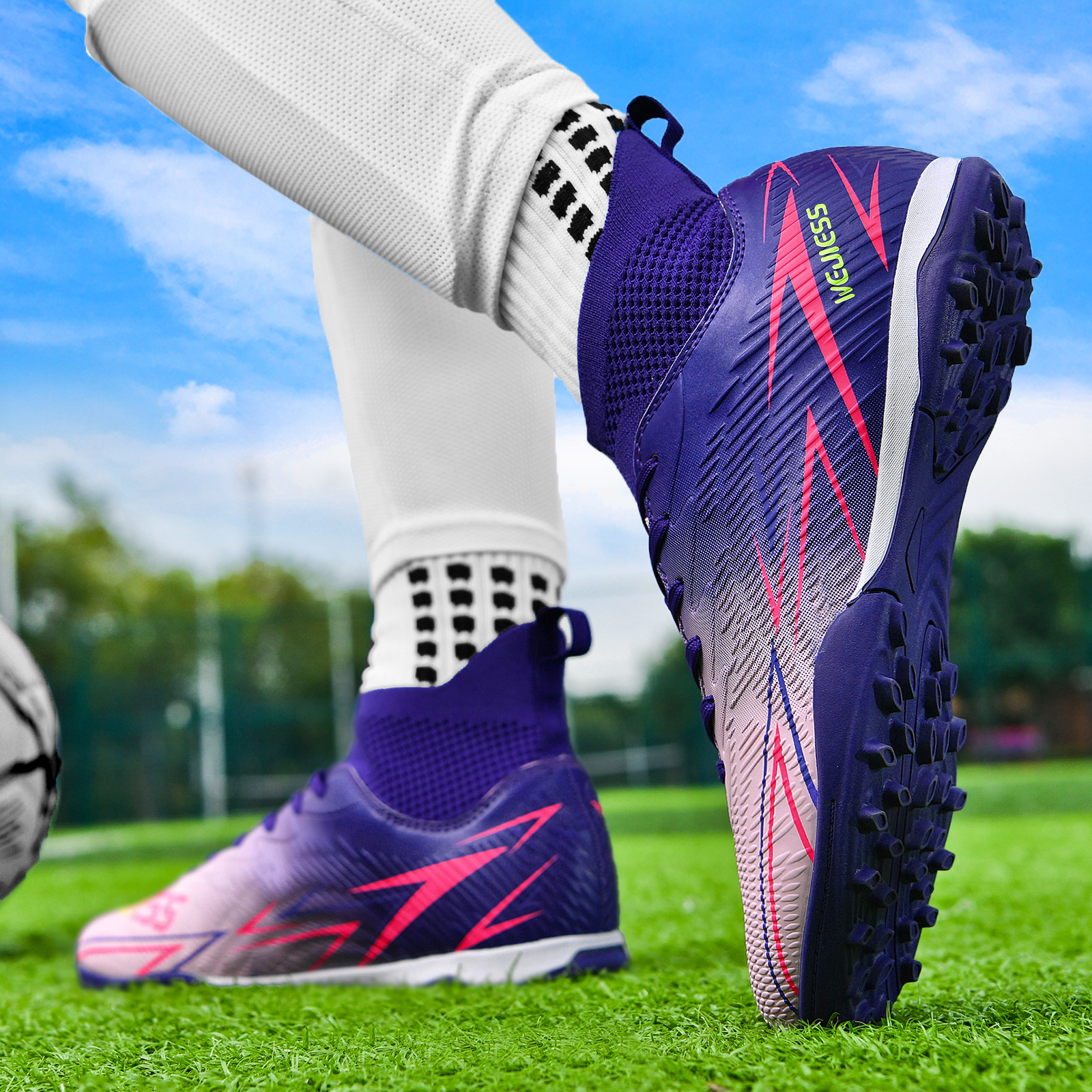 Zapatillas de fútbol transpirables de caña alta para parejas, zapatillas profesionales antideslizantes TF con clavos para hombres y mujeres, calzado de entrenamiento de competición para adultos, zapatillas de fútbol de césped ligero para estudiantes universitarios.