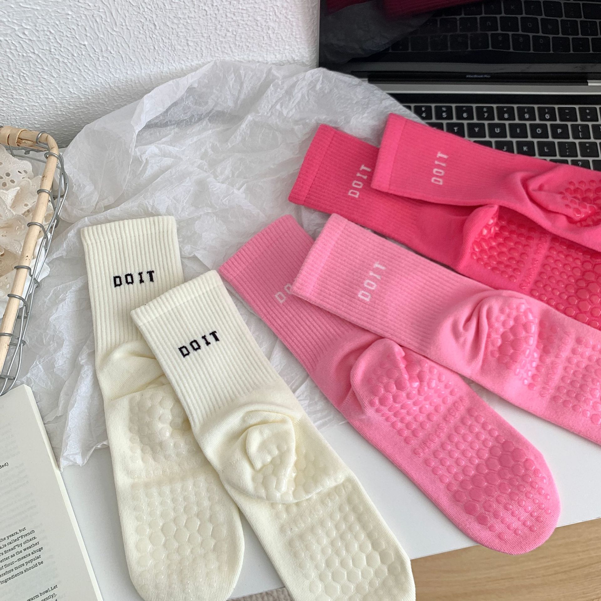 3 Pairs Of Women's Mid Tube Yoga Socks, Floor Socks/sports Socks/sweat Absorbing Breathable Socks/pilates Socks Are Suitable For Couples And Girlfriends