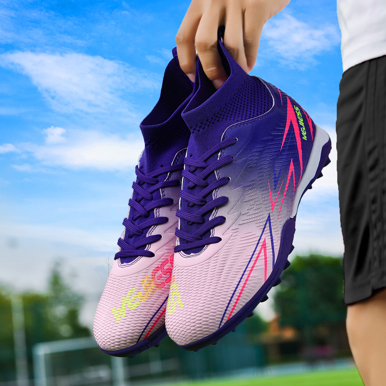 Zapatillas de fútbol transpirables de caña alta para parejas, zapatillas profesionales antideslizantes TF con clavos para hombres y mujeres, calzado de entrenamiento de competición para adultos, zapatillas de fútbol de césped ligero para estudiantes universitarios.