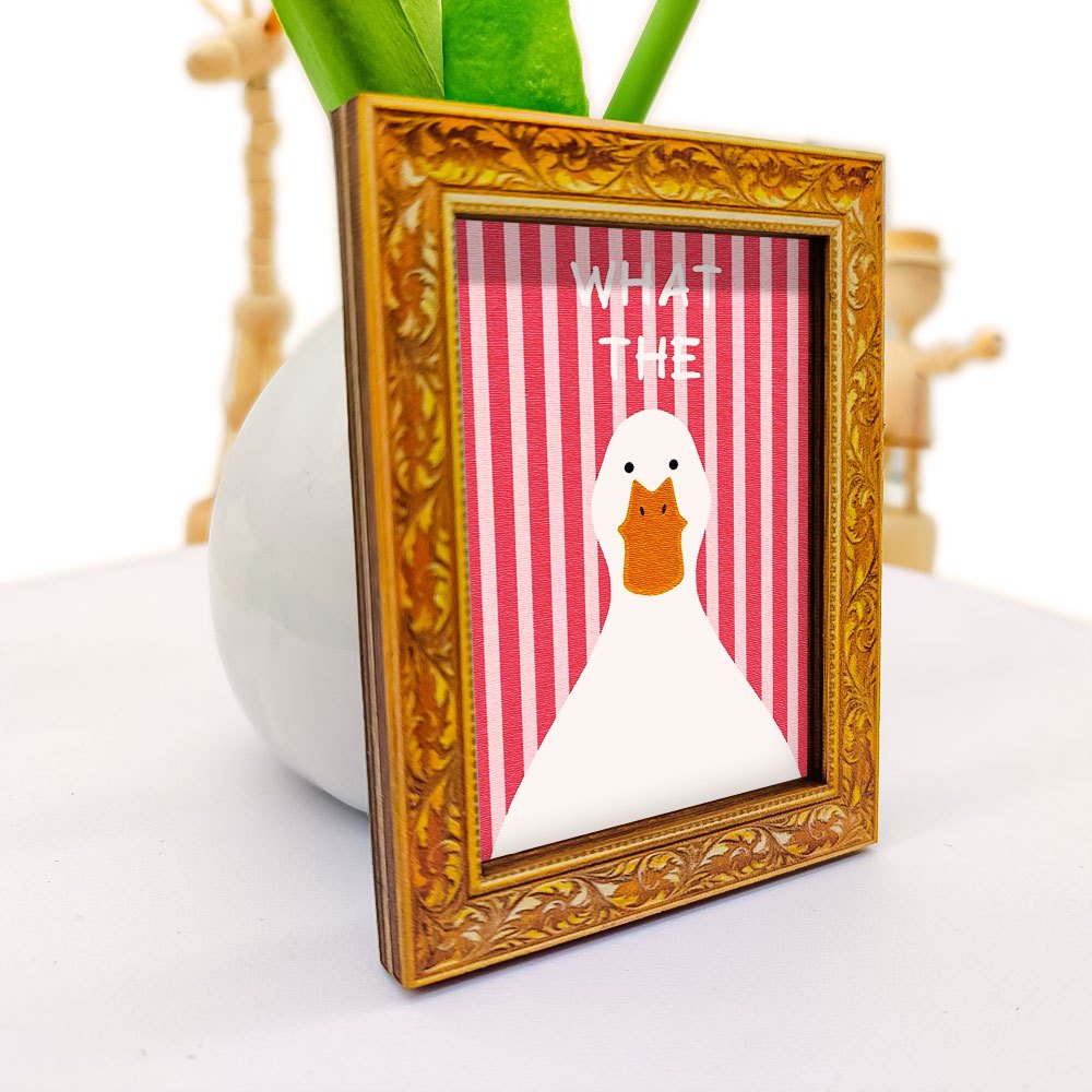 E-shop Ein lustiger weißer Enten-Kühlschrankmagnet, mit einem Mini-Holzdekor im dekorativen Stil mit einem rosa gestreiften Hintergrund, für und