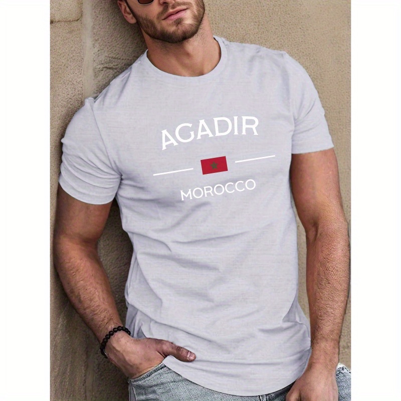 

1pc T-shirt imprimé Agadir Maroc pour homme, T-shirt décontracté à col rond et manches courtes, tissu en polyester tricoté d'été avec une légère élasticité, coupe standard