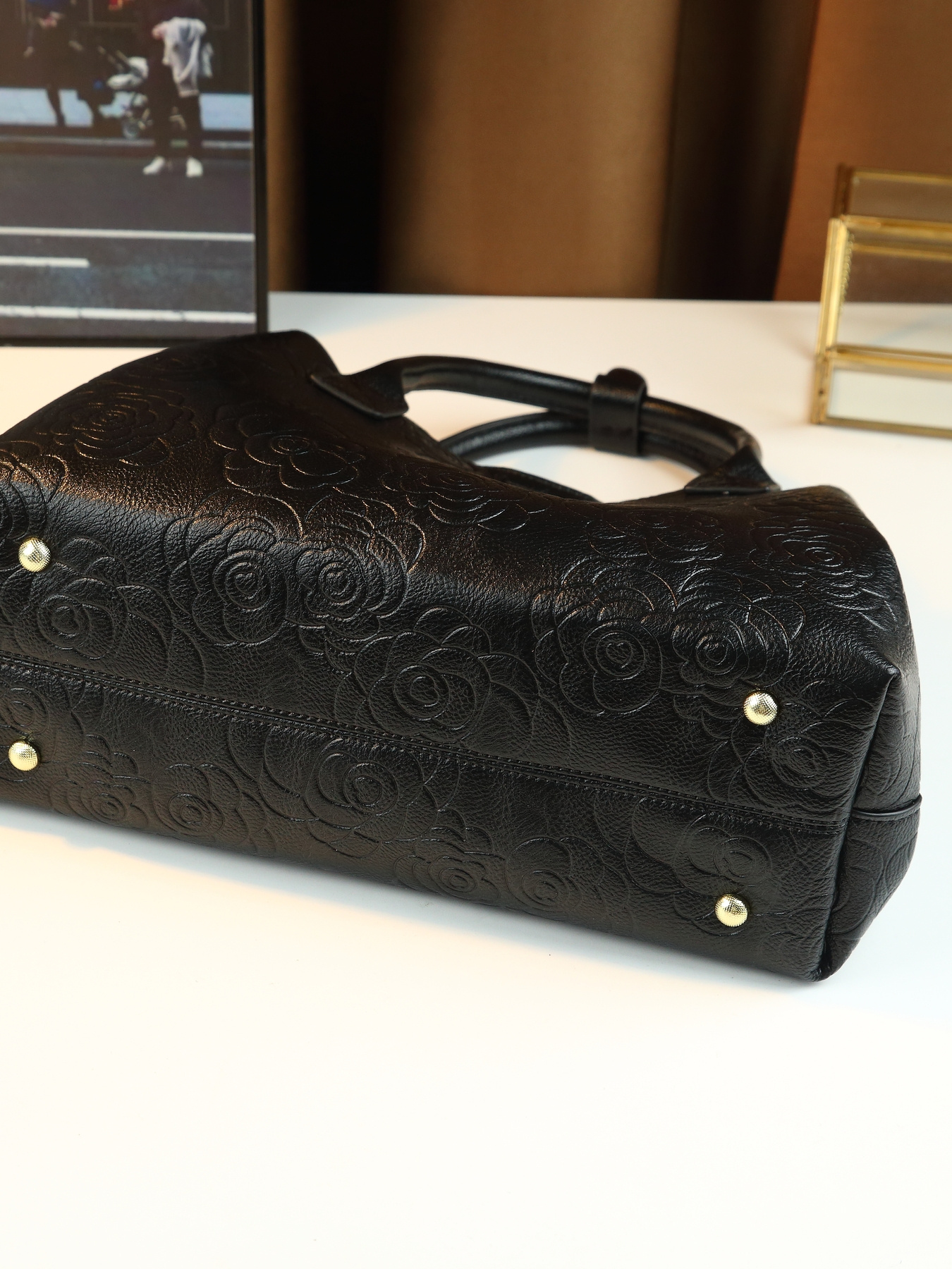 Magnetic closure detail