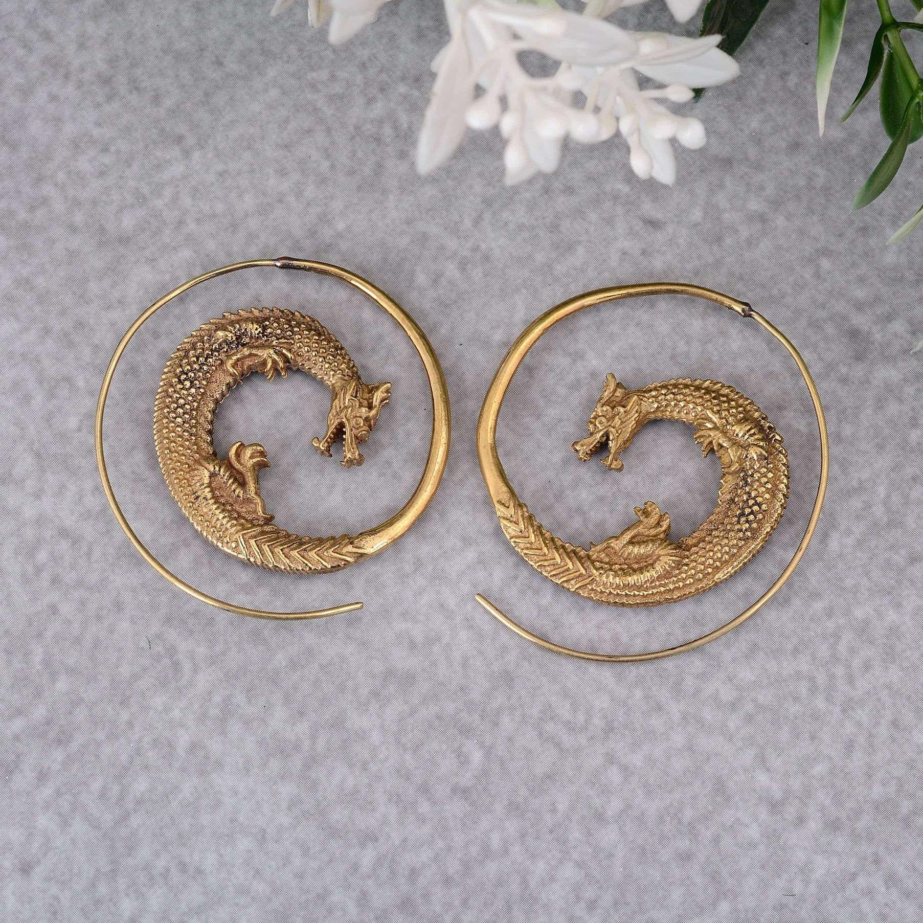 

1 Pair Vintage Punk Style 14k Golden Plated Zinc Alloy Dragon Hoop Earrings, Spiral Design For Women And Men, Fashionable For Daily And Party