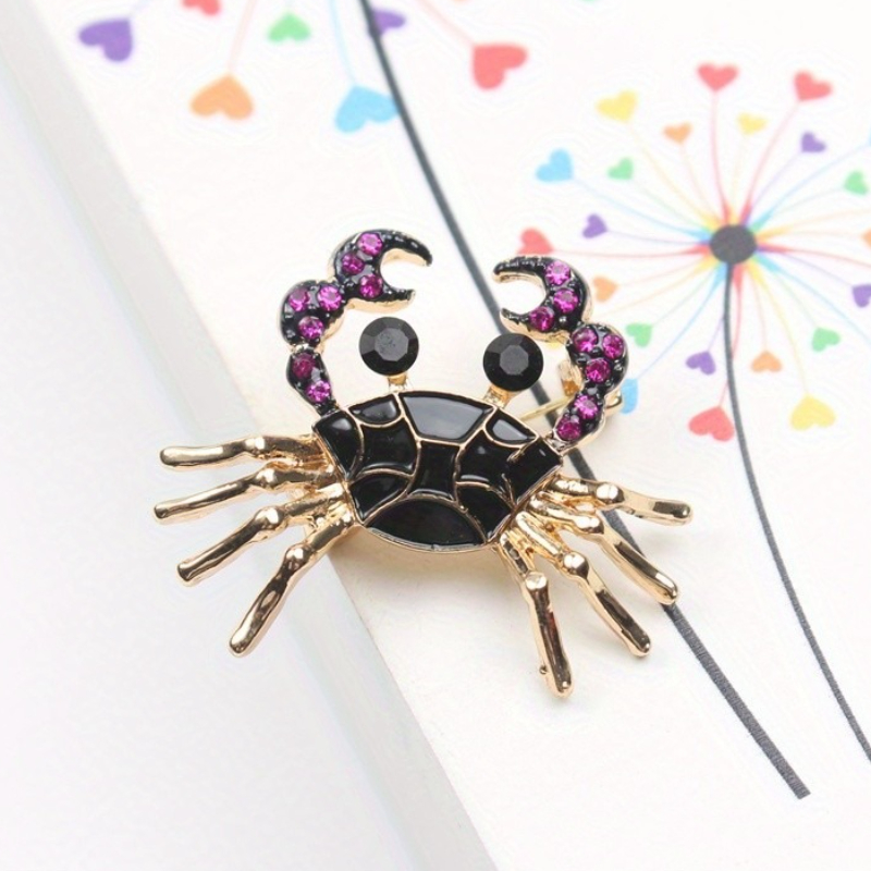 E-shop Niedliche Krabbenbrosche mit Lila Strasssteinen - Schwarze Emaille Goldfarbene Anstecknadel, Verspielter Meerestier-Schmuck, Einzigartiges