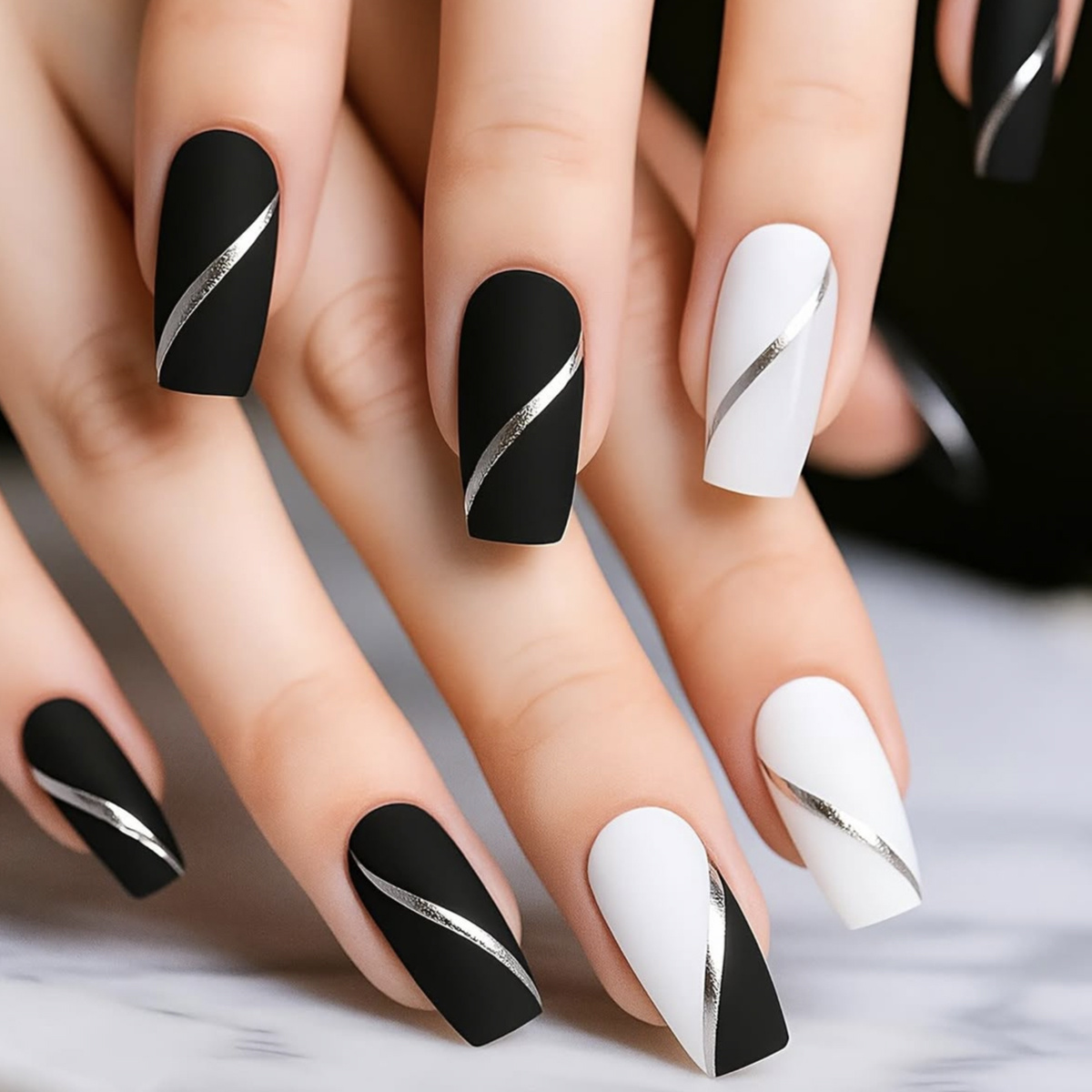 E-shop 30 Stück Quadratische Nagelaufkleber mit Color Block, Unregelmäßige Silberlinien-Dekoration, Mattes Vollabdeckendes Press-On Acrylnagel-Set,