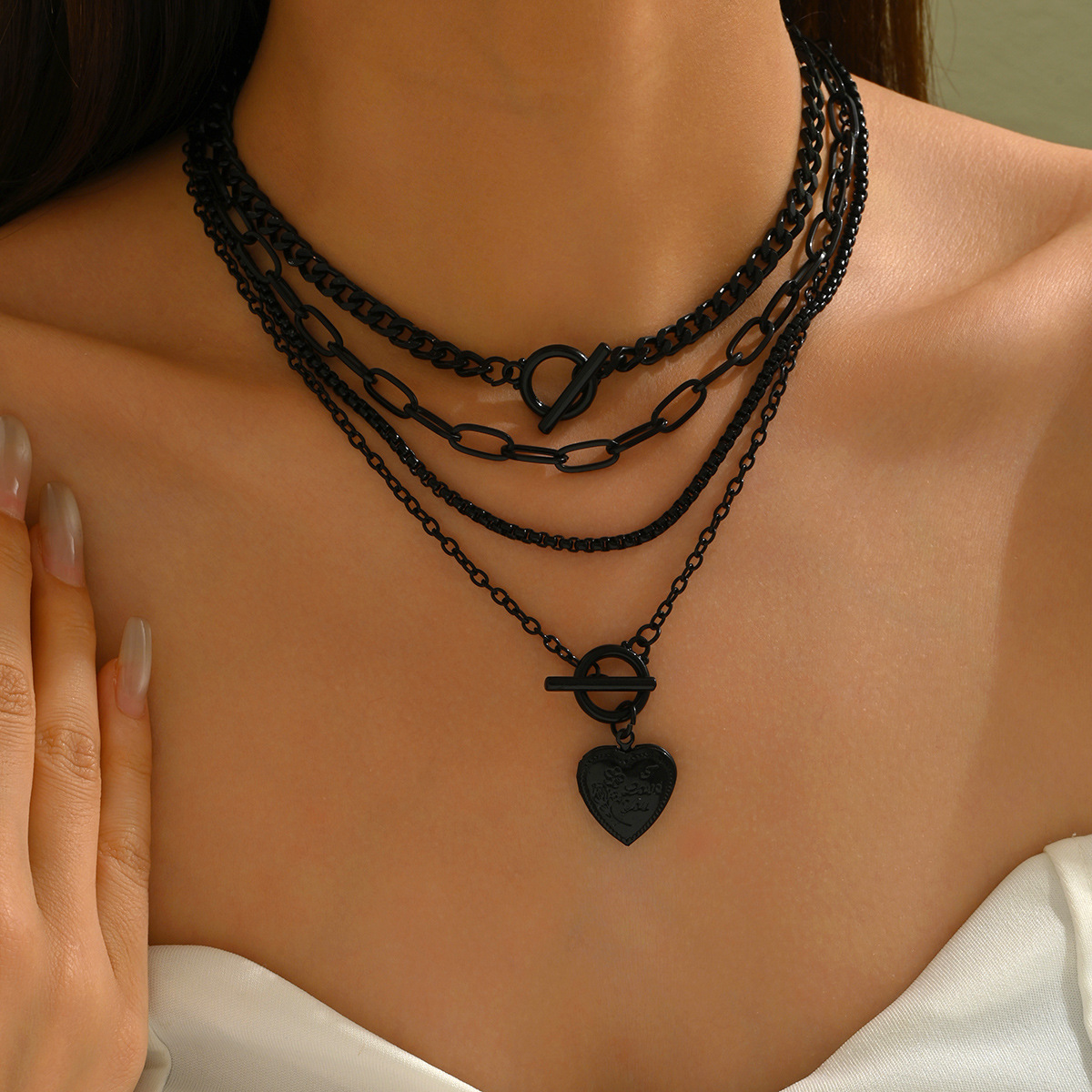 E-shop 4 Stück Damen Bohemian Schwarze Verstellbare Mehrschichtige Halskette, Herz-Anhänger + OT-Verschluss, für Urlaub, Dunkler Stil