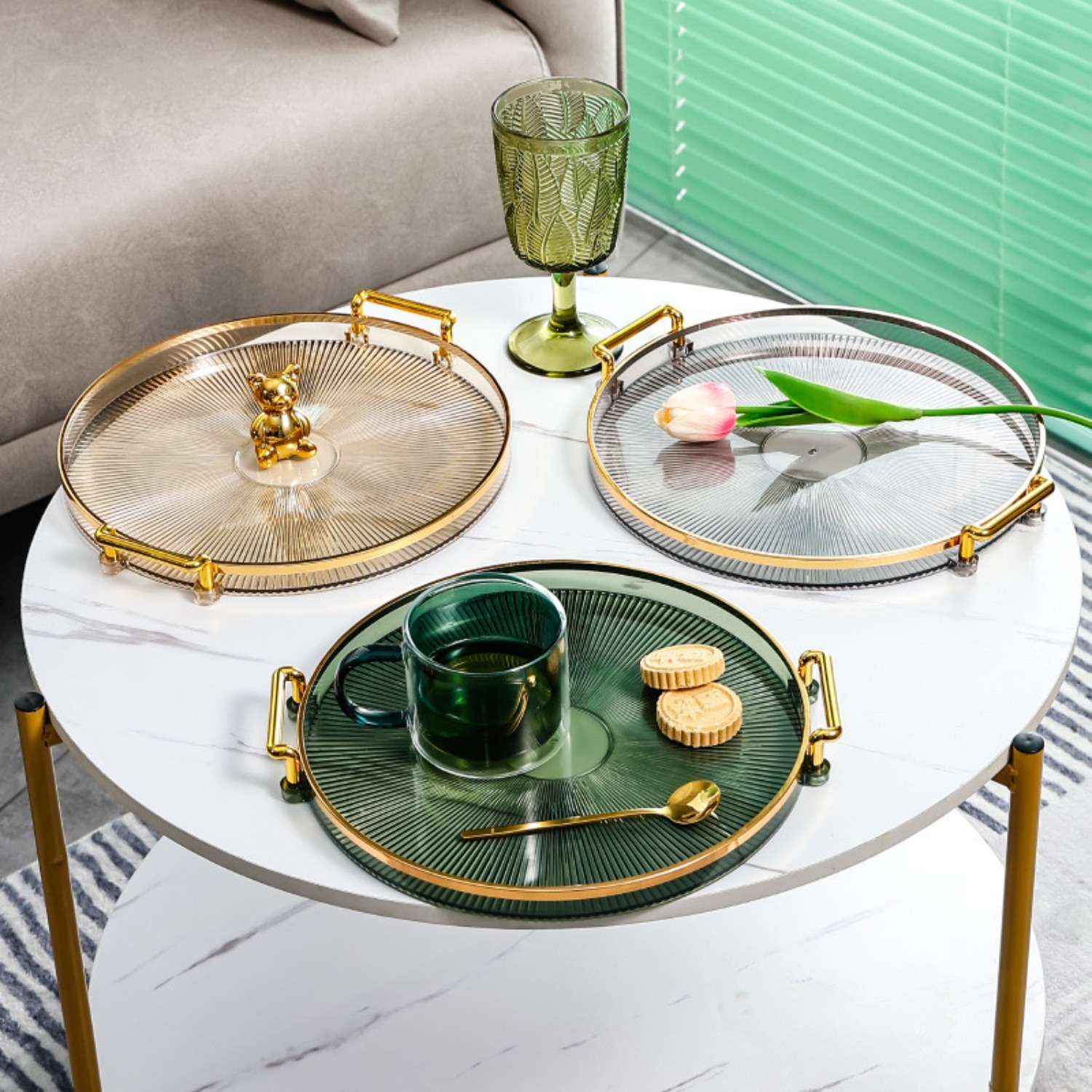 

Plateau de service rond de luxe européen à bordure dorée avec poignées - Organisateur de rangement décoratif en plastique pour , la table basse, -gobelet et accessoires, panier de rangement pour