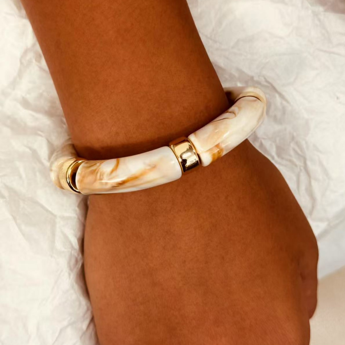 E-shop Elegantes elastisches Armband mit Harzperlen | Modischer und Vintage-Stil, geeignet für und , plattiert