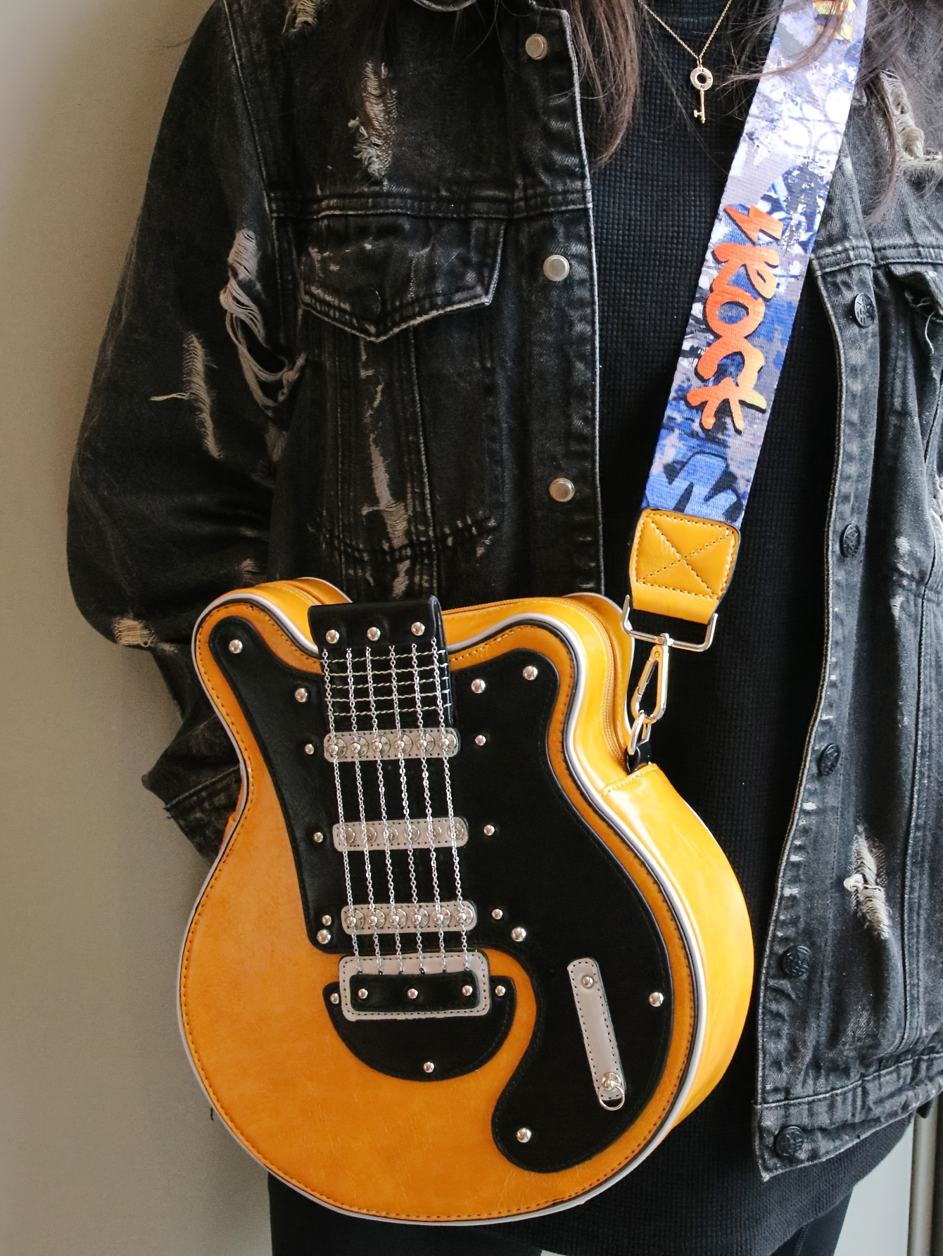 Distinctive Creative Y2K Hot American Style  Guitar Shaped Bag Beth Guitar Shaped Bag Shoulder Bag Crossbody Bag Fashionable Chain Rivet Decoration Color Contrast Wide Shoulder Strap Women's Bag Street Unisex Bag