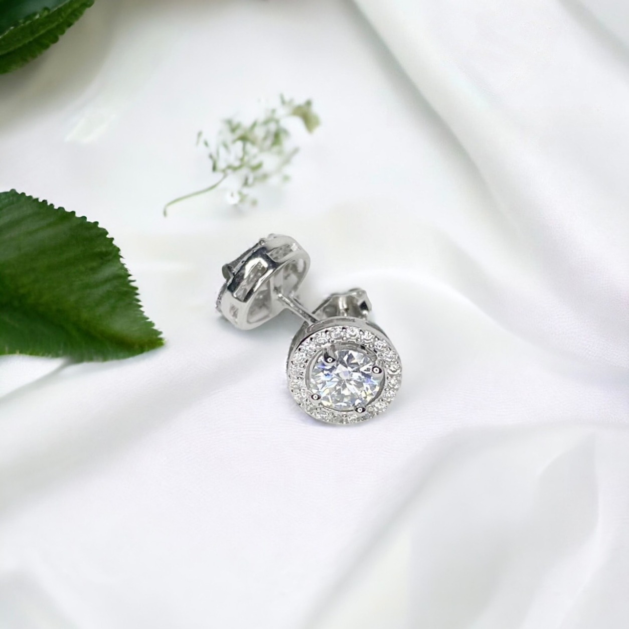 Women's Chic Round Cut White Moissanite Stud Earrings, Festive Gift