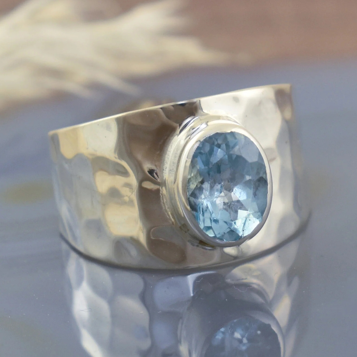 E-shop Böhmischer Vintage-Ring aus Kupfer mit unregelmäßigem, gehämmertem Muster hellblauem synthetischem Zirkonia. Der breite eignet sich für den