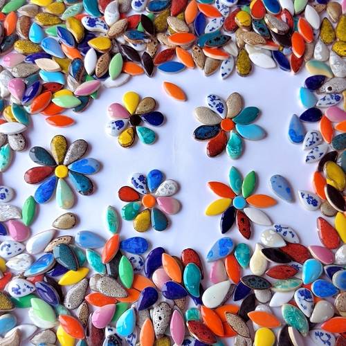 500g packung mit vielseitigem diy-mosaik-schmelzglas-dekorationsmaterial, für bastelprojekte, wohnzimmer, küche, badezimmer, heimdekoration künstlerische gestaltung. reichhaltige farben – zur individuellen deko von mauern oder bodenflächen. verleiht ihren projekten das gewisse etwas