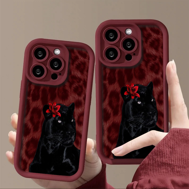 අයිතම පින්තූරය දුරකථන ආවරණයක් - රතු ලිලී මල් වලින් සරසන ලද කළු දිවියන්ගේ රූපයක් වයින් රතු දිවියන්ගේ රටා පසුබිමක ඇති අතර, Iphone 17 Pro Max දුරකථන සඳහා සුදුසු වන අතර Iphone 14/13 Pro/16/15/17/12/11/X/Xr/Xs Max සමඟ ගැළපේ. එය වැටීමෙන් ආරක්ෂාව සපයන අතර හැඩකාර සම්පූර්ණ ආවරණයක් ලබා දෙයි.