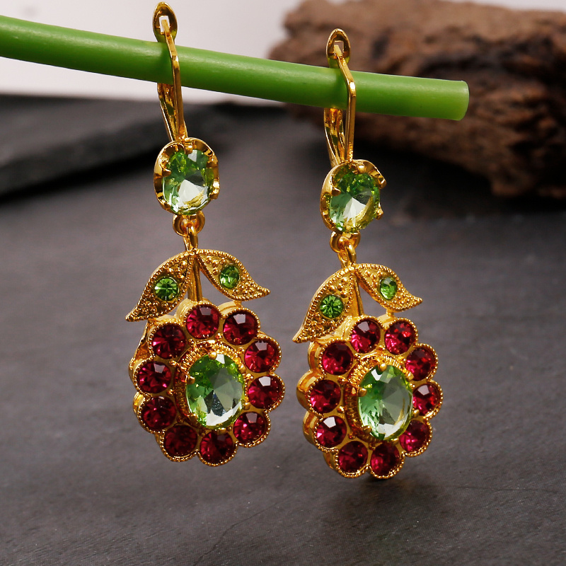 E-shop Ein Set Bohemian-Stil Ohrringe mit roten und grünen synthetischen Zirkonia-Blumen, perfektes Accessoire für die Alltagsausflüge von Frauen und