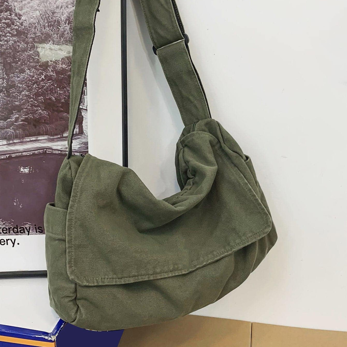 

Sac à bandoulière d'inspiration vintage, en polyester lavable à avec fermeture à glissière.