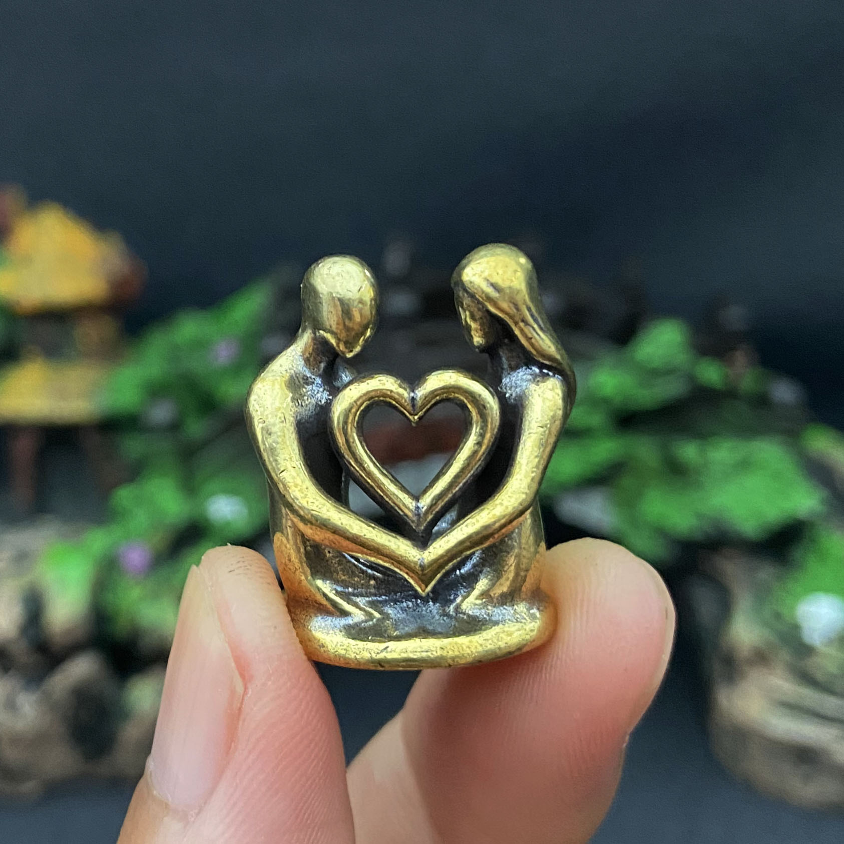 TEMU Vintage Brass Embracing Couple Heart Figurine Ornament, Versatile Decoration For Desks, , And Coffee Tables, Universal Mini Decor For Couples'