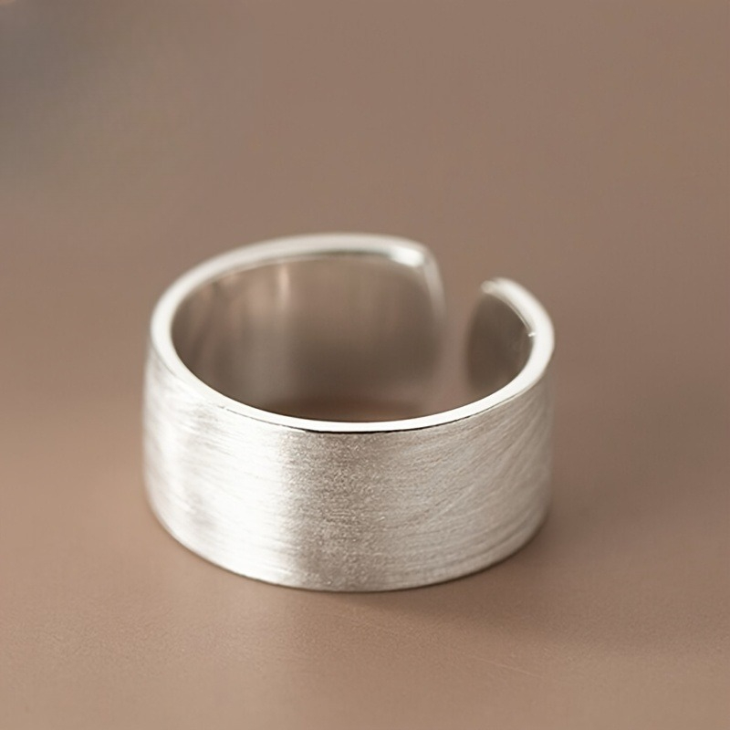 E-shop Einfacher, breitbandiger gebürsteter Ring mit einem eleganten, stilvollen vielseitigen Design, das Persönlichkeit, einen Hauch von Sinnlichkeit