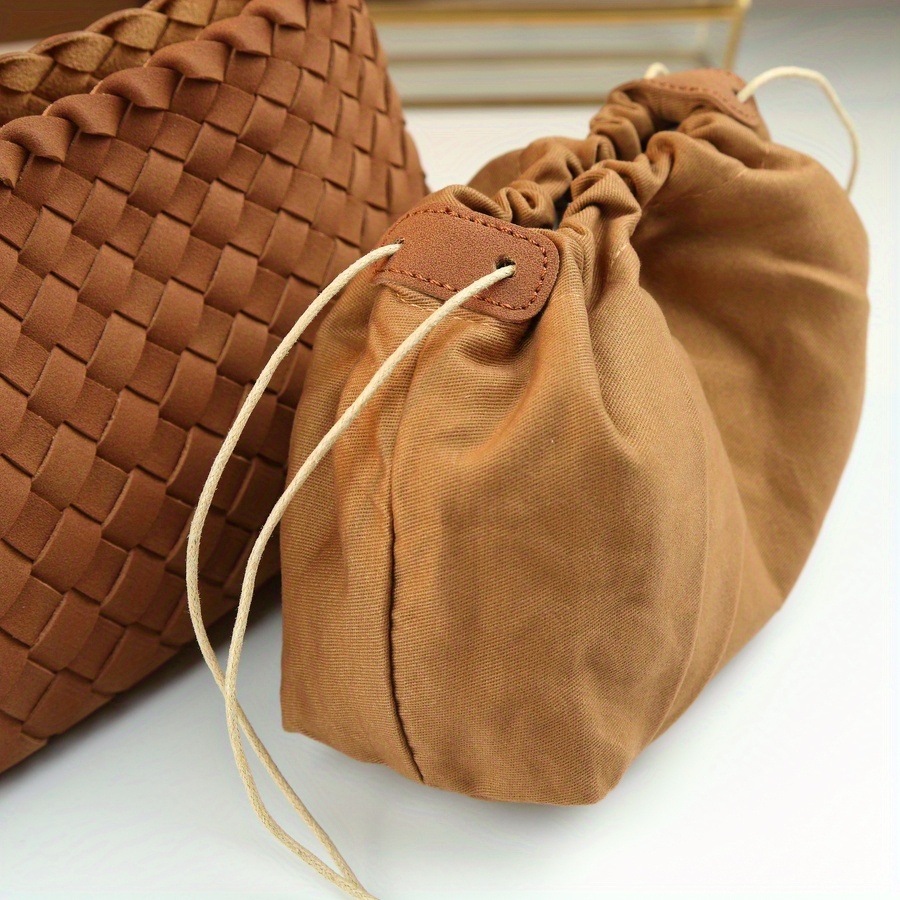 Mindia Handbag close up of woven pattern