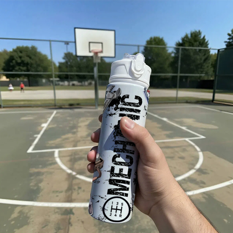 1 bouteille d'eau sur le thème de la mécanique avec motif d'outils - 750 ml/26 oz, couvercle à levier étanche, plastique durable pour salle de sport, sport, voyage, yoga, course à pied - Construction robuste pour la maison et l'extérieur