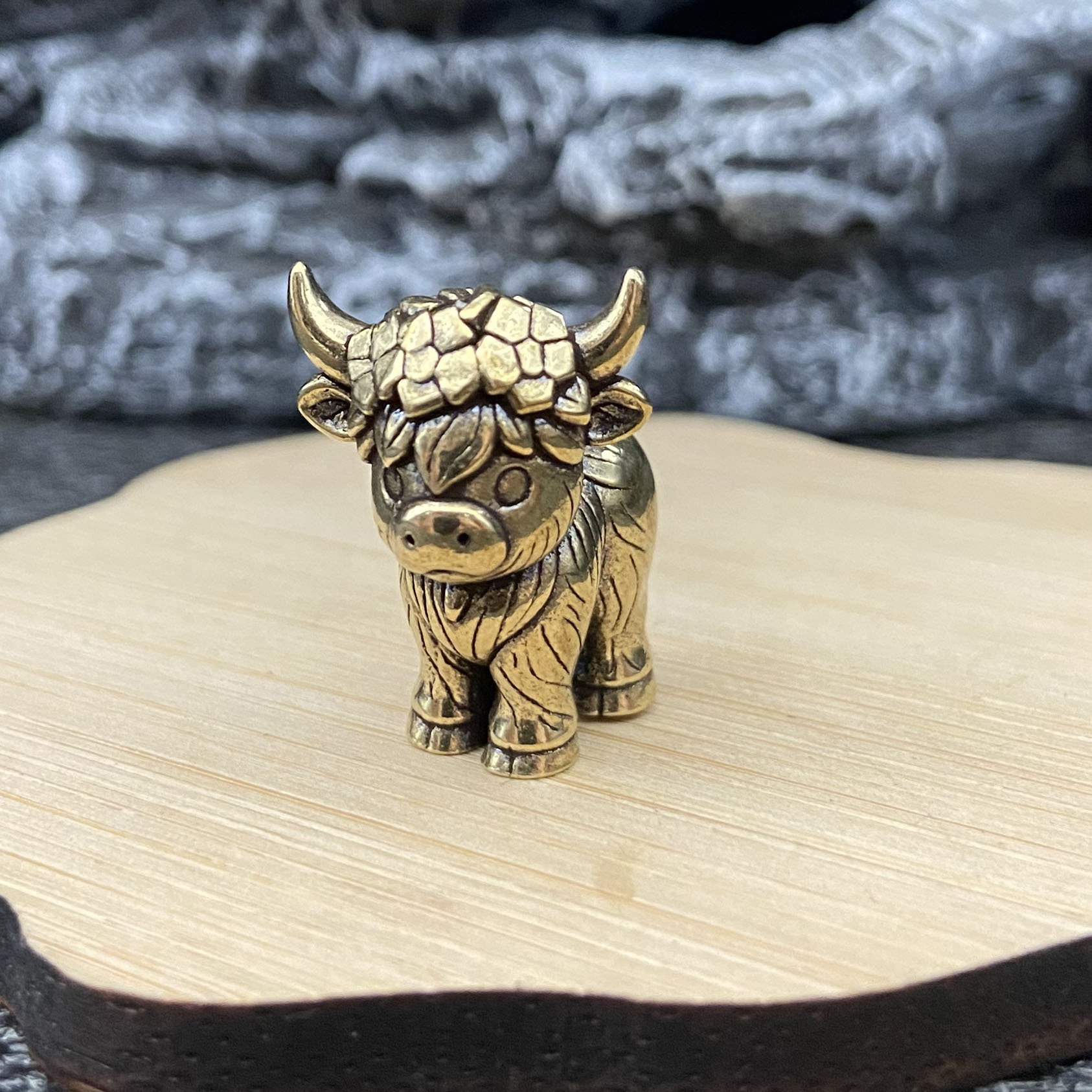 TEMU Figurine Ornementale Vache Highland Debout en Laiton Style Vintage, Décoration de Bureau et d'Étagère, Artisanat de Table pour Adulte, Petit