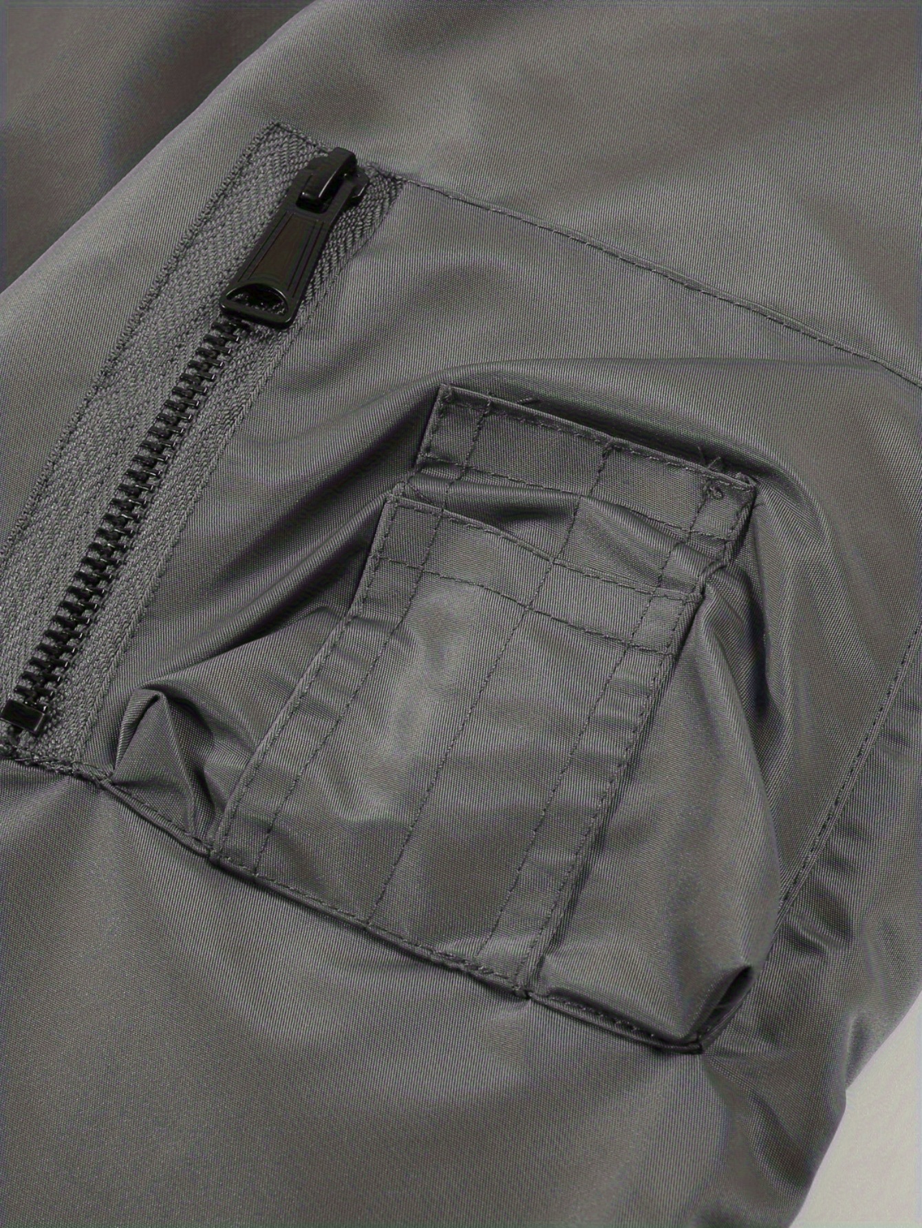 MA1 Pilotjas voor Heren - Vliegtas met Rits en IKON LEGEND Achterkant Print, Volledige Ritssluiting, Opstaande Kraag - Buitenkleed voor Luchtvaartliefhebbers voor Casual & Formele Gelegenheden - Niet-Rekbare Stof - Overgangsjasje voor Lente/Herfst, Cadeaus voor Piloots, Duurzame Polyester Voering, Sportief Ontwerp, Hoogwaardige Stiksel, Jas met Rits, Outdoor Avonturiers