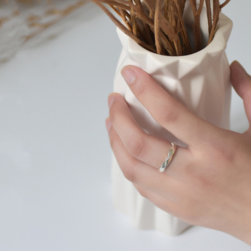 MUOTI Twisted Wave Glossy Ring, Minimalist Design
