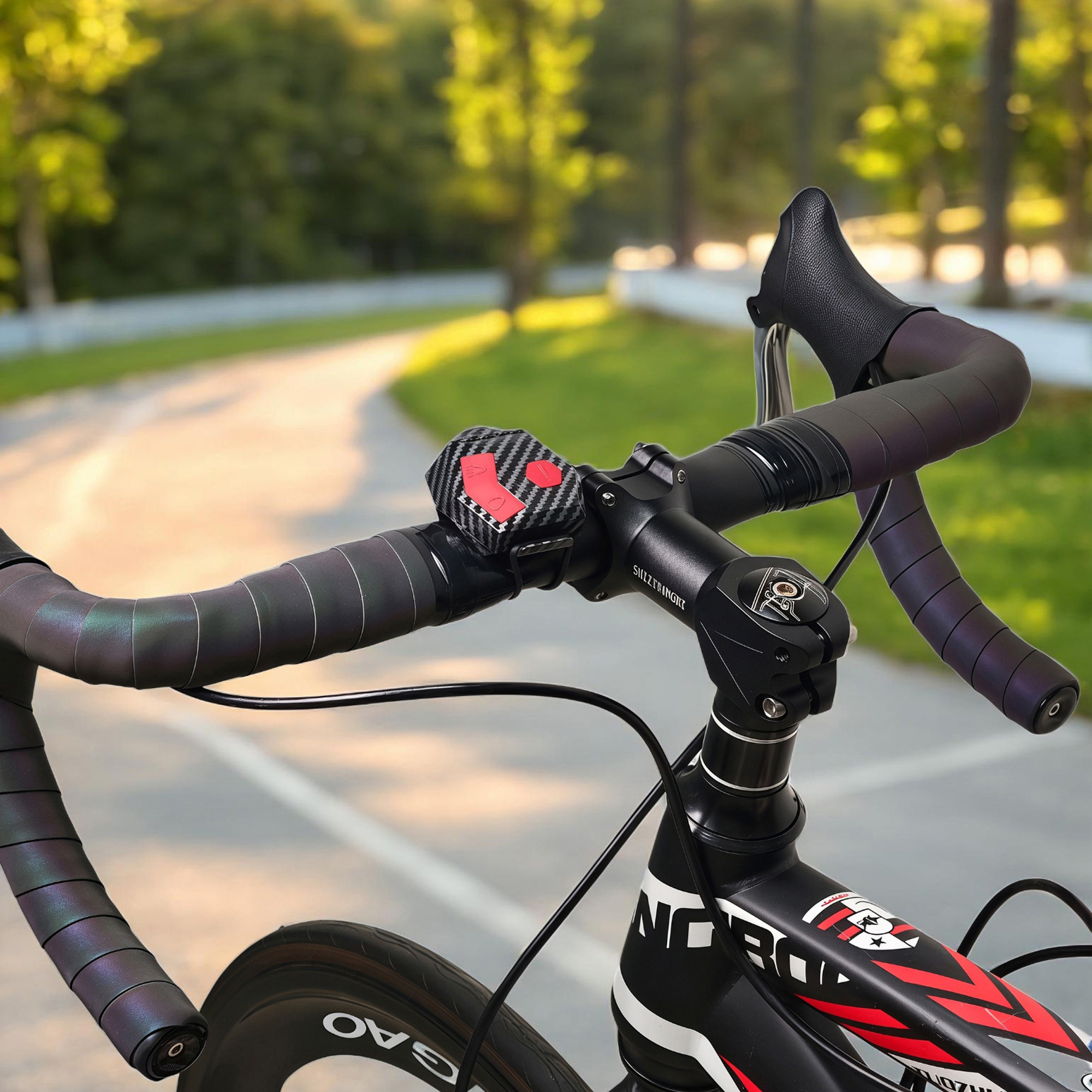 Prezentăm un nou claxon electric de 120Db pentru biciclete, perfect pentru drumuri și scutere. Acest clopoțel de bicicletă are o funcție anti-furt de 200Mah, un design unic și este reîncărcabil USB, fiind un accesoriu esențial pentru bicicletele electrice.