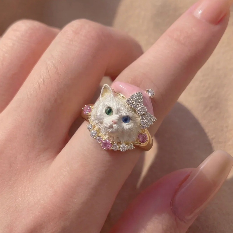 Mujer luciendo anillo Pet Love