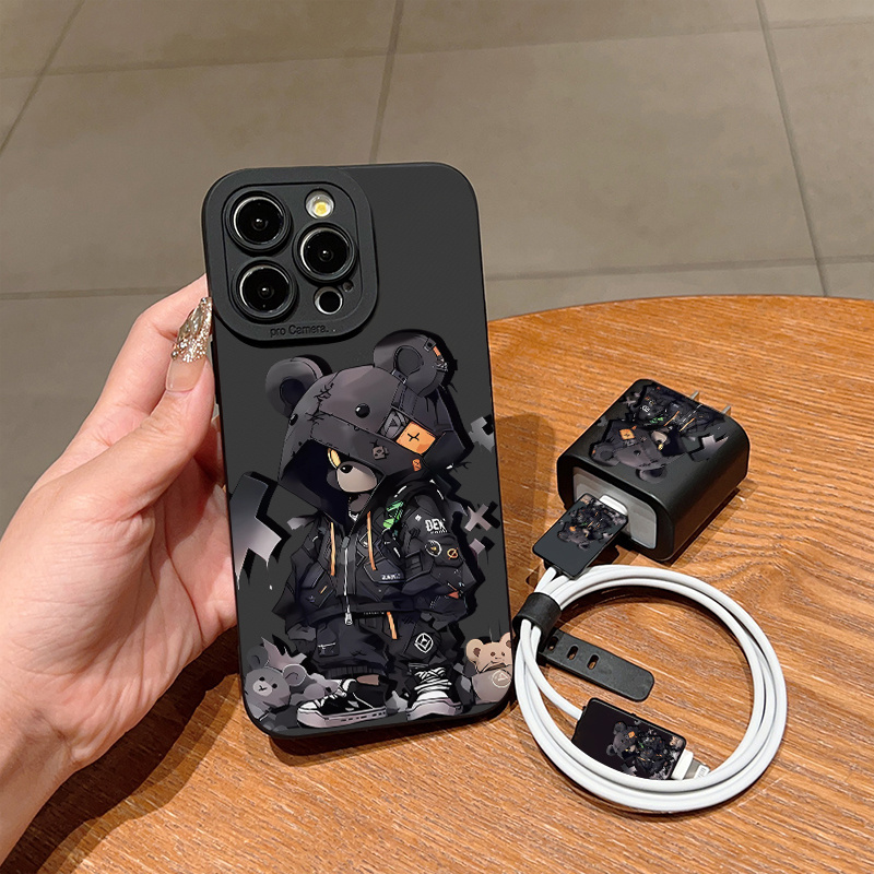 Un conjunto de 5 piezas que incluye un estuche de teléfono para osos con diseño de sudadera negra, funda de carga, protector de cables y correa de almacenamiento. Estuche de TPU resistente a los golpes para teléfonos Apple, adecuado para modelos de for iphone 6/7/8/X/Xs/Xr/Xs Max/11/12/13/14/15/16 Pro Max. Ideal como regalo de cumpleaños y Navidad para parejas, hijas y adolescentes.