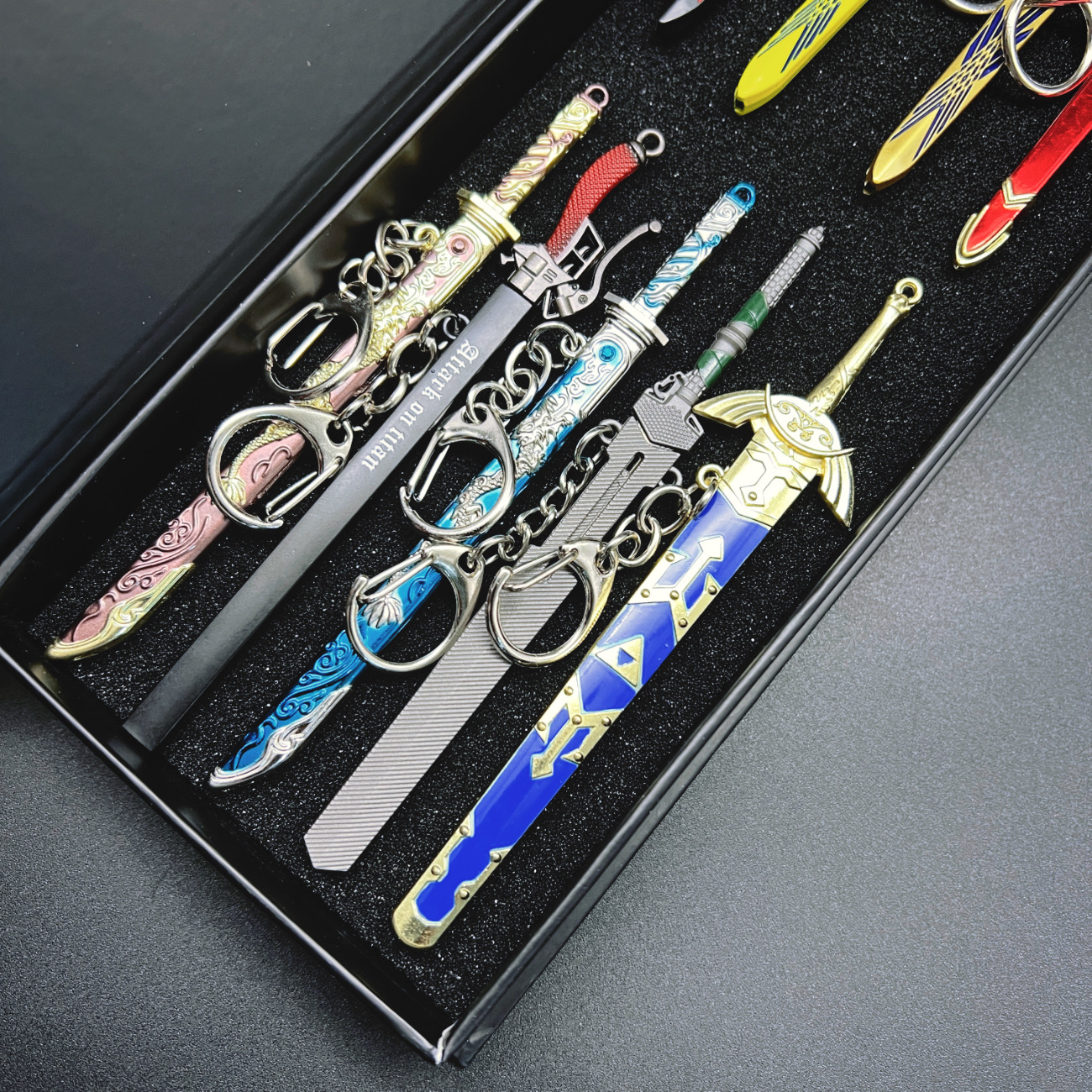 9pcs Mini Alloy Sword Model Gift Set, Key Ring, Key Chain, Movie Anime Game Merchandise Replica, Collector's Keychain for Collectors, Gift for Men, Replica Alloy Desktop Decoration Collectible, Backpack Charm, Gift for Men, Suitable for Performance