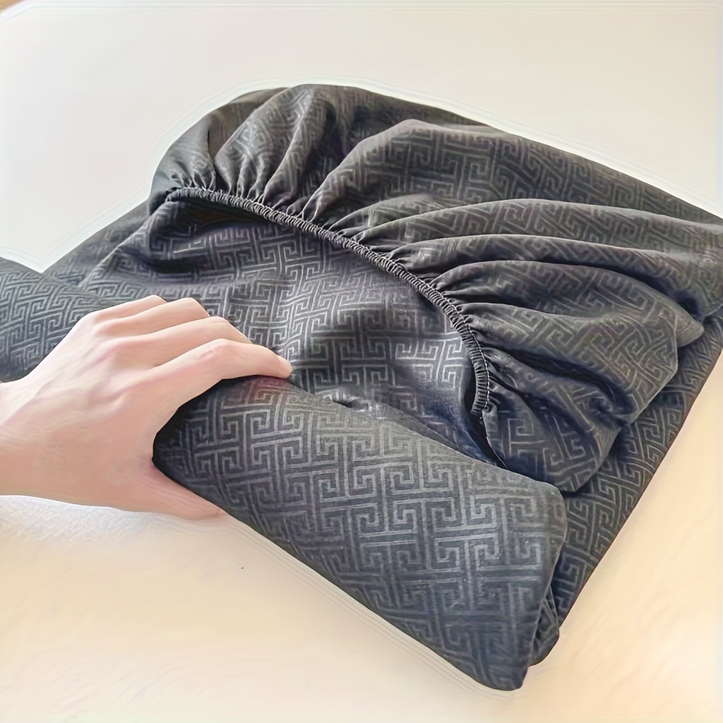 TEMU 1pc Solid Color Fully Wrapped Mattress Protective Cover, Fashionable Embossing Technology, Soft And Breathable, Suitable For , Machine Washable,