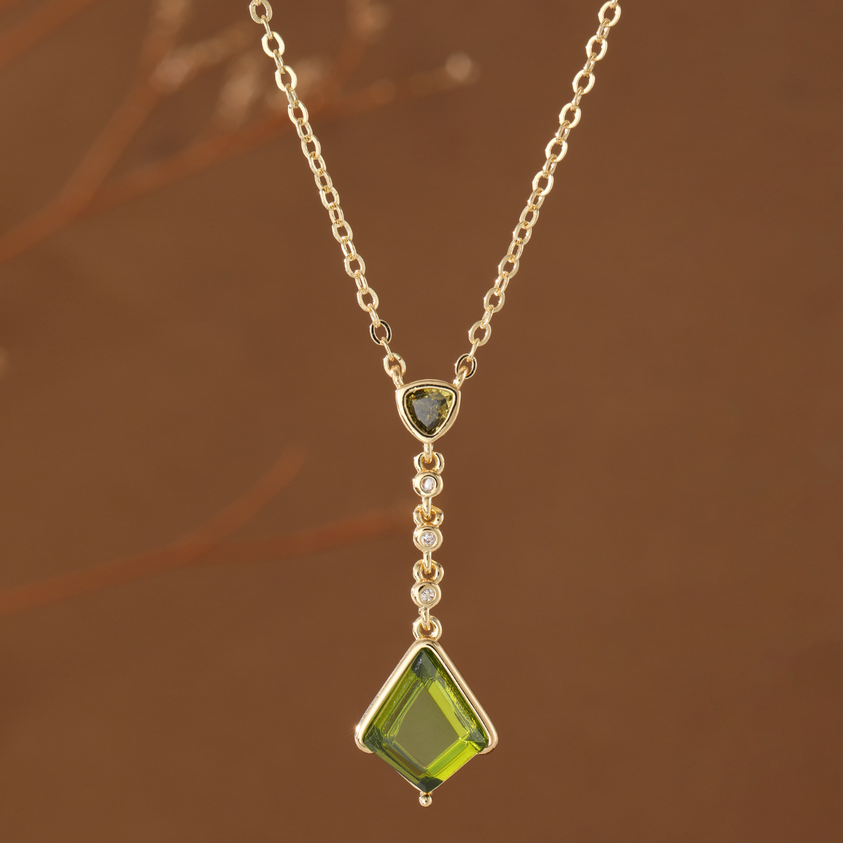 TEMU Vintage Elegant Style -shaped Olive Green Synthetic Synthetic Zirconia Inlaid Pendant Women's Necklace, Suitable For Banquets, Parties, And