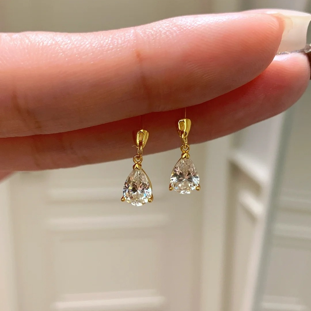 Image of A Pair Of Fashionable, Simple, And Ultra-sparkly Teardrop Rhinestone Stud Earrings For Women, Versatile For Daily Wear, A Sense Of , Temperament, Trendiness, And A Cute Personality, Perfect As A Gift