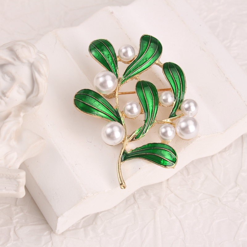 Elegant Leaf Brooch with Enamel & Imitation