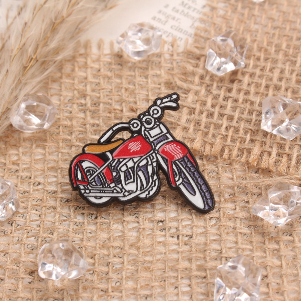 E-shop Diese stilvolle rote Motorrad-Emaille-Brosche zeichnet sich durch ein detailliertes mechanisches Design aus und ist ein tolles Accessoire für
