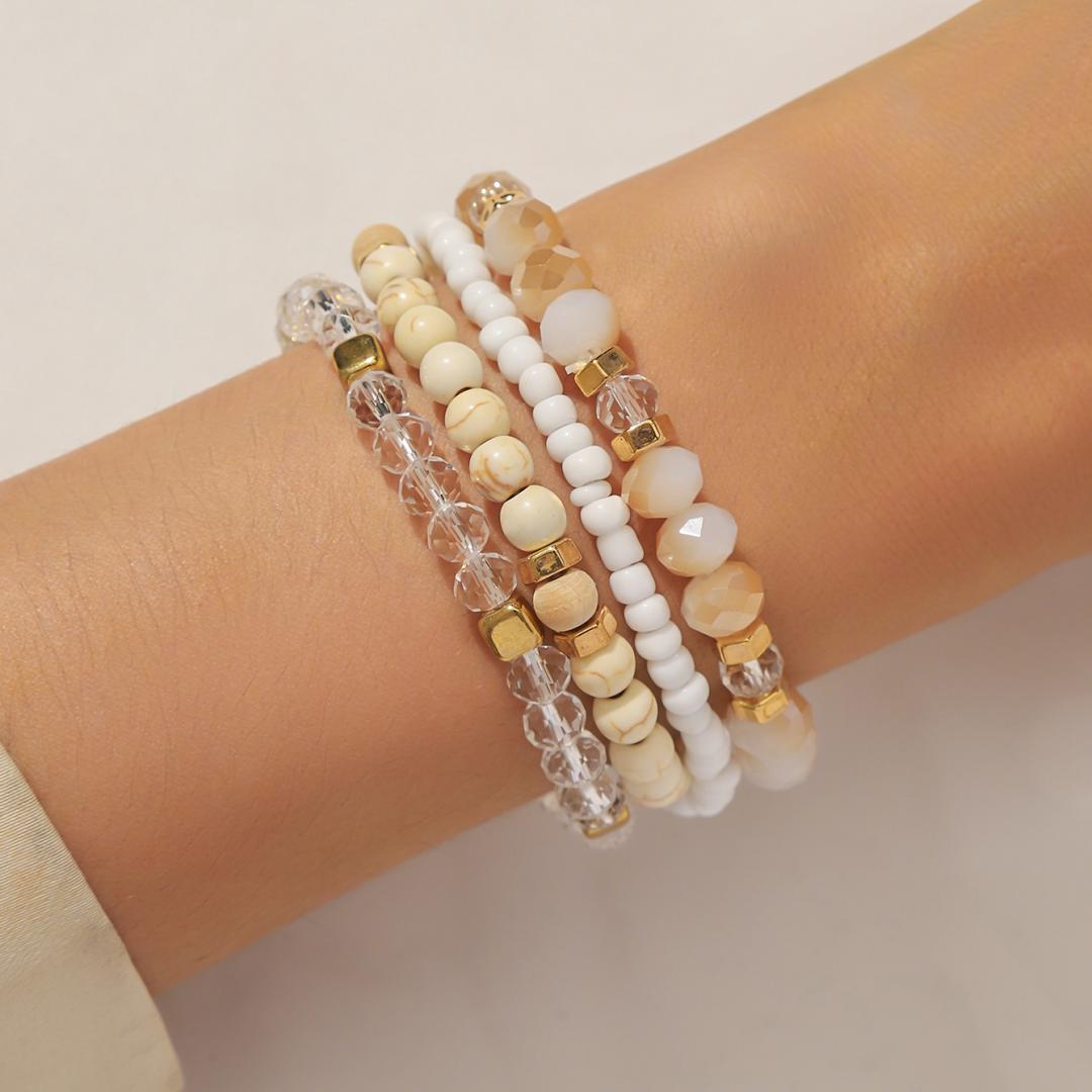 E-shop 4 Damen Bohemian Vintage Vielseitige Armbänder aus synthetischem Türkis, künstlichem Kristall und Reisperlen. Diese elastischen, mehrschichtigen