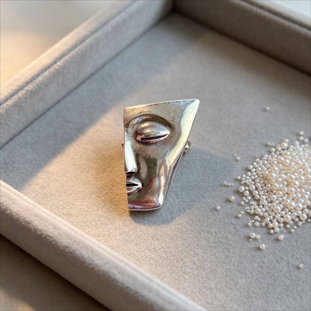 TEMU Women's Human Face Brooch, Matte Silvery Alloy Minimalist Lapel Pin, Vintage Geometric Mask Badge, Cool Elegant Accessory For Suit Scarf Coat,