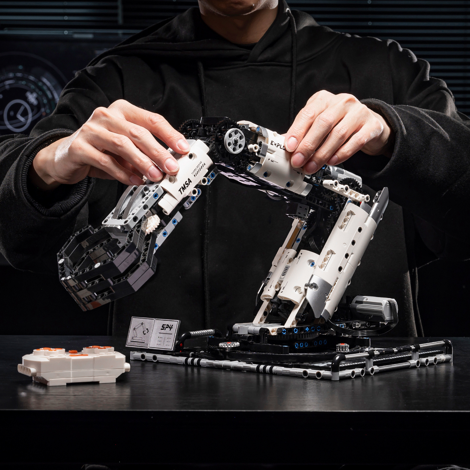 Sci-Fi Mechanical Masterpiece- 784pcs Smart Building Robot| 4-Motor 360° Rotation+ Gripping Arm+ Remote Control