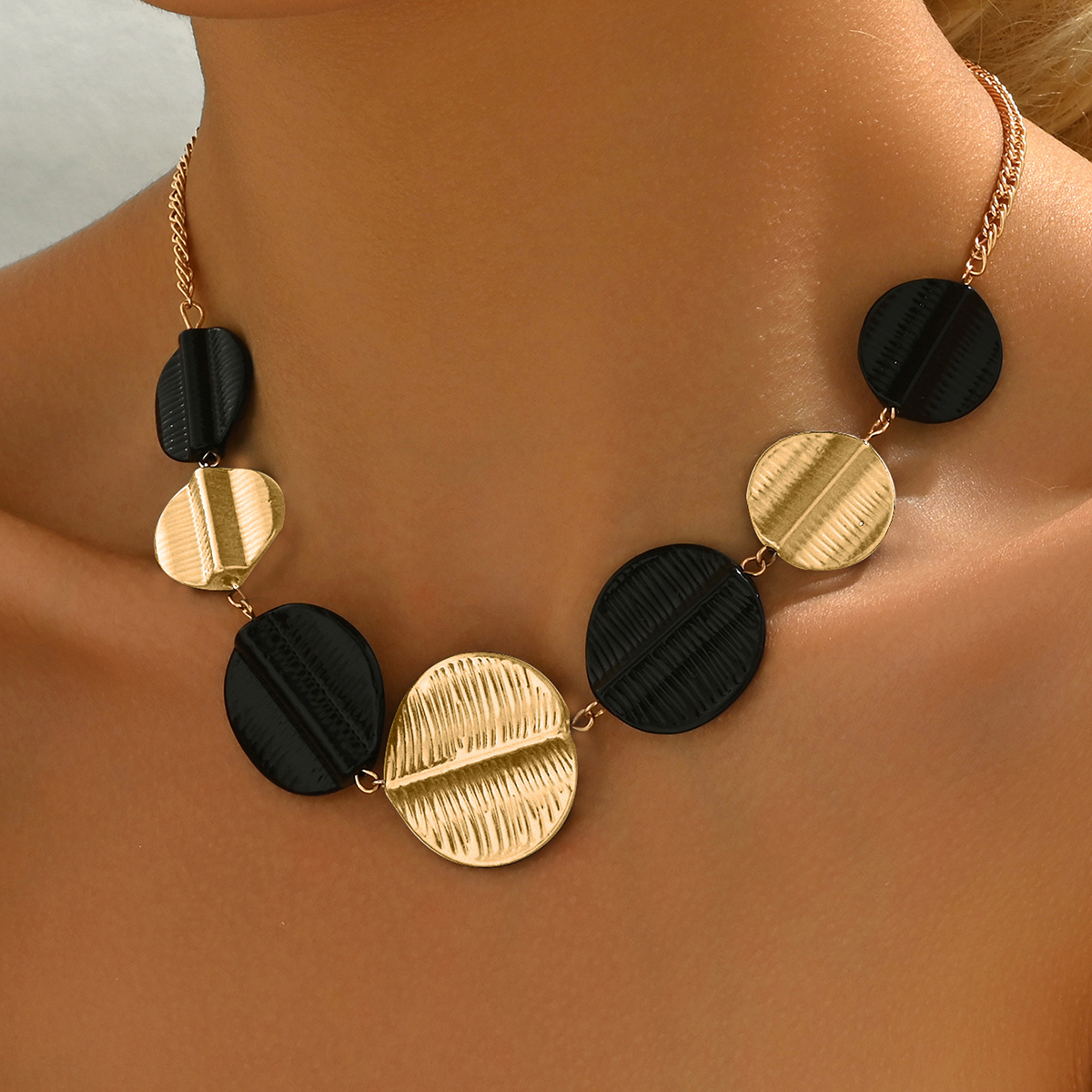 Image of 1 Minimalist Elegant Women's Pendant Necklace, Vintage Hip-hop Creative Geometric Striped Round Alloy Pendant, Black + Golden Collarbone Chain, Daily Casual Versatile Accessory