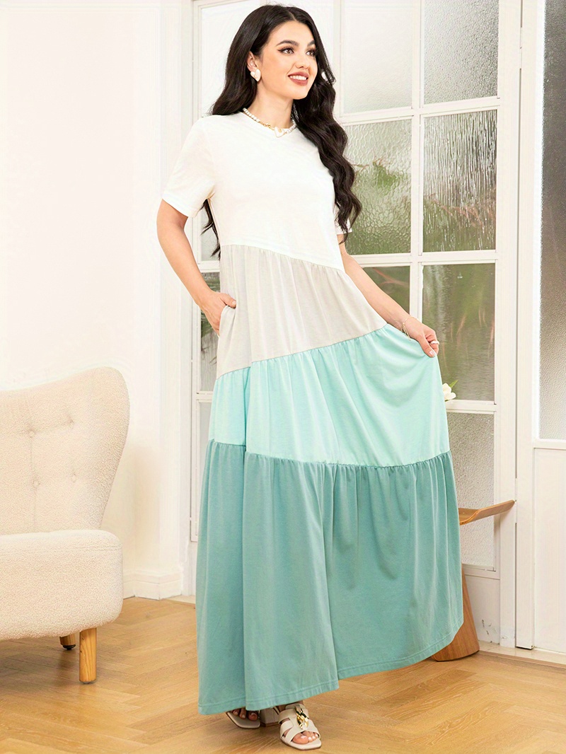 فستان بأكمام عادية وفتحات جيب مزينة بنمط متباين الألوان وربطة عنق