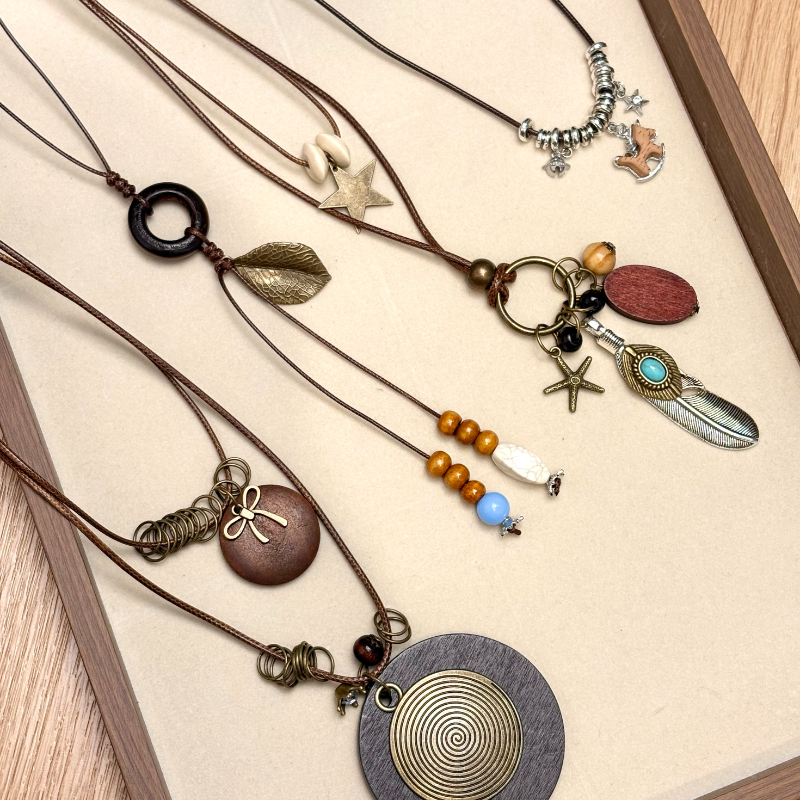 TEMU Set de 4 Collares Ajustables con Cordón y Adornos Delicados de Madera Plumas y Estrellas, Decorados con Cuentas Naturales. Un Accesorio de Moda