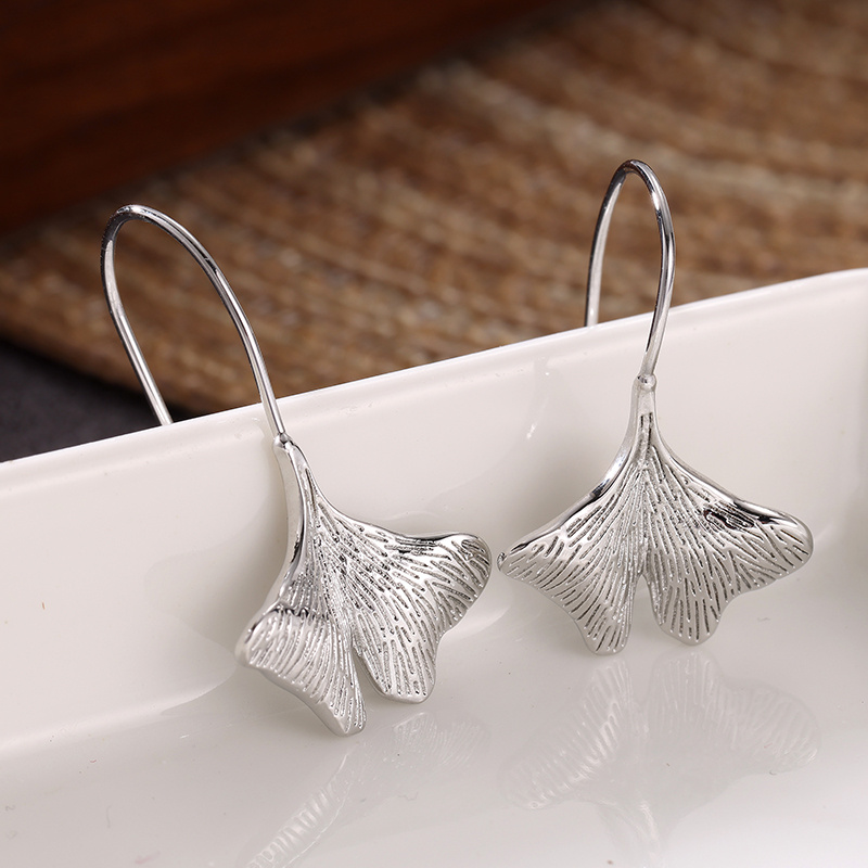 Vintage-Style Leaf-Shaped Pendant Earrings for Daily Wear