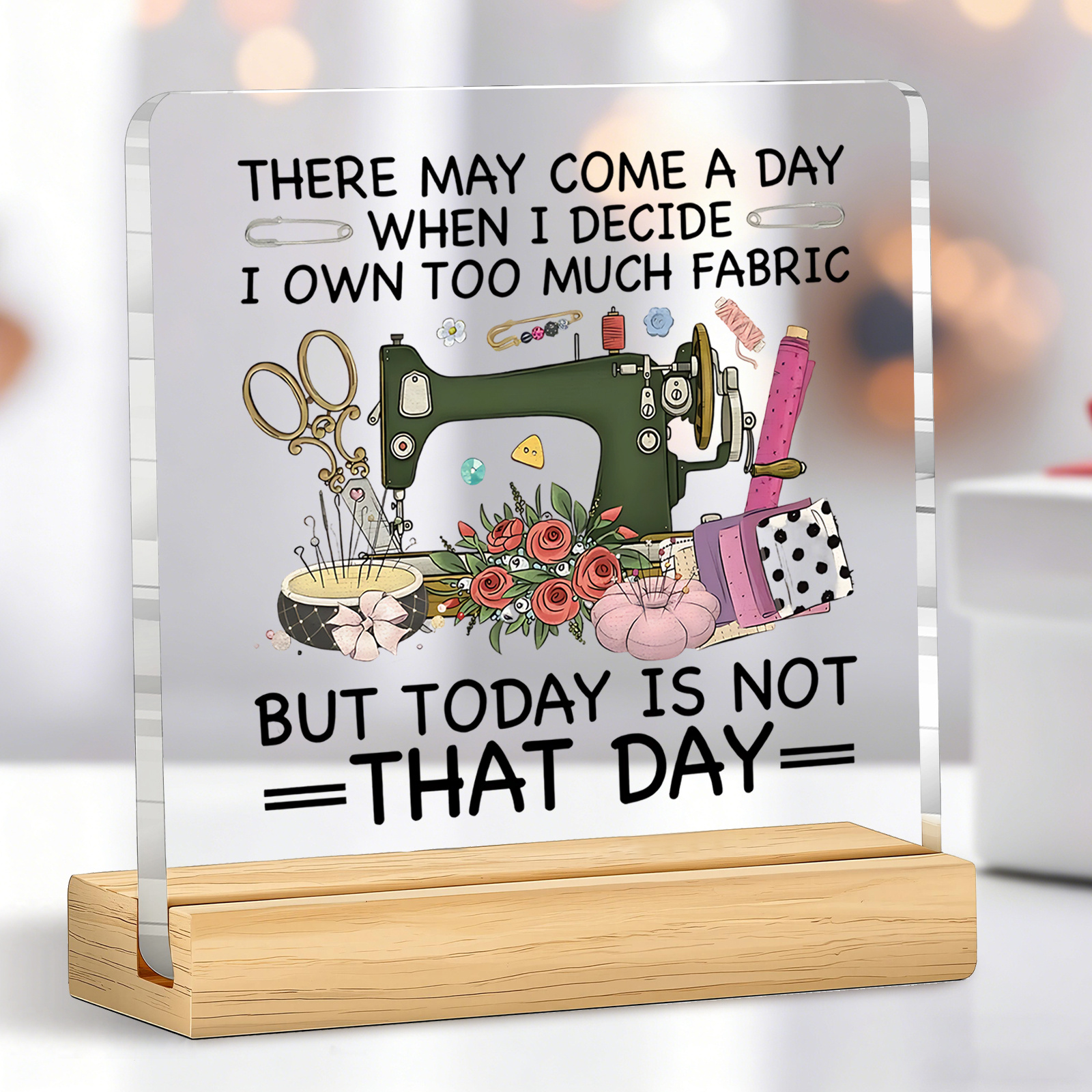 TEMU 1pc Flat 1pc Fun Quote Acrylic Sign, Desktop Decorative Sign, Transparent Acrylic Sign With Wooden Base Featuring A Sewing Machine And Fabric