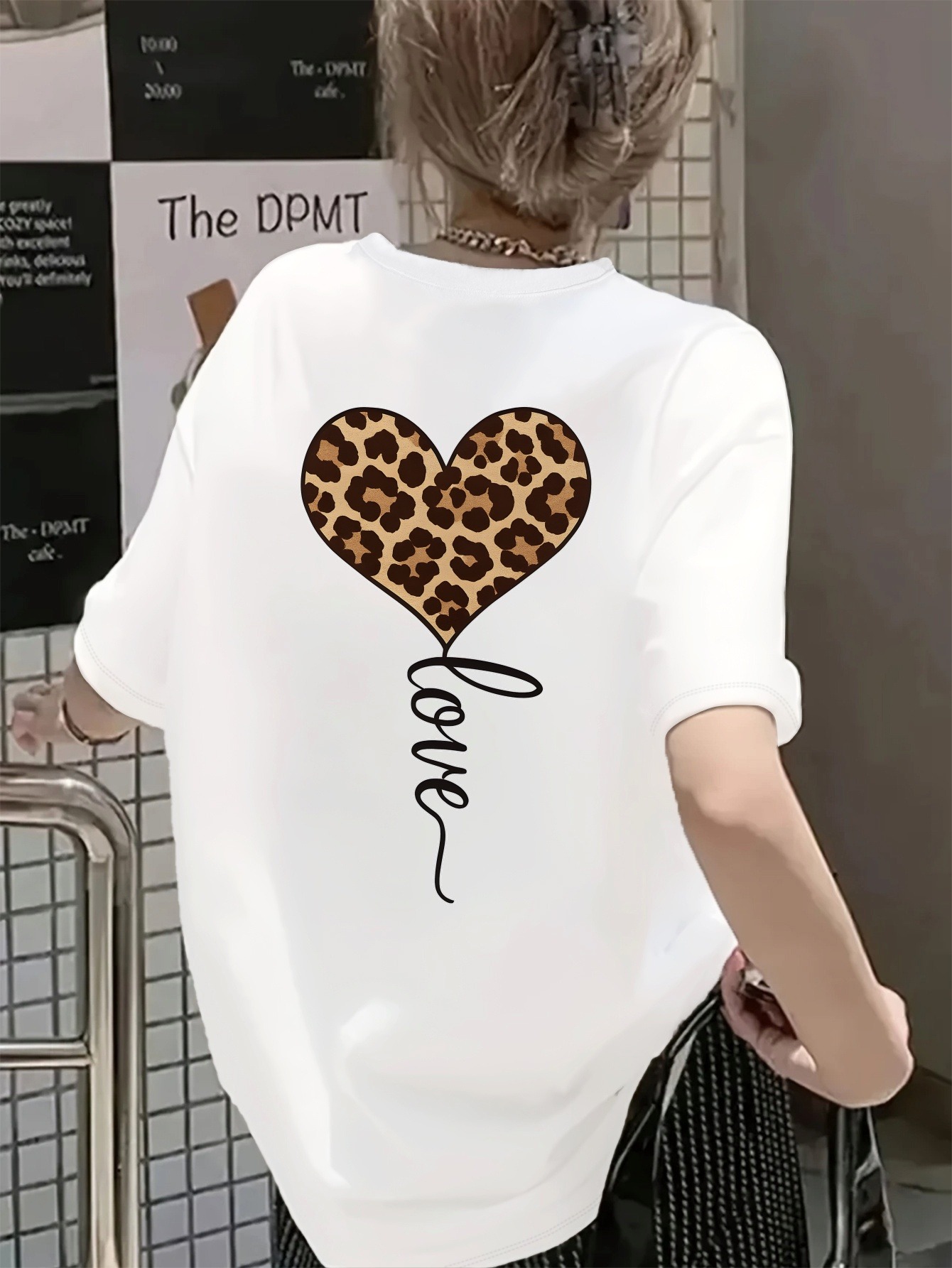 【レディース】100%ピュア 半袖tシャツ、吸汗速乾、ルーズフィット、快適、カジュ ーネックtシャツ。背面にレオパード柄ハートデザイン。普段使いや旅行に最適。ルーズフィットな半袖シャツはmサイズ。