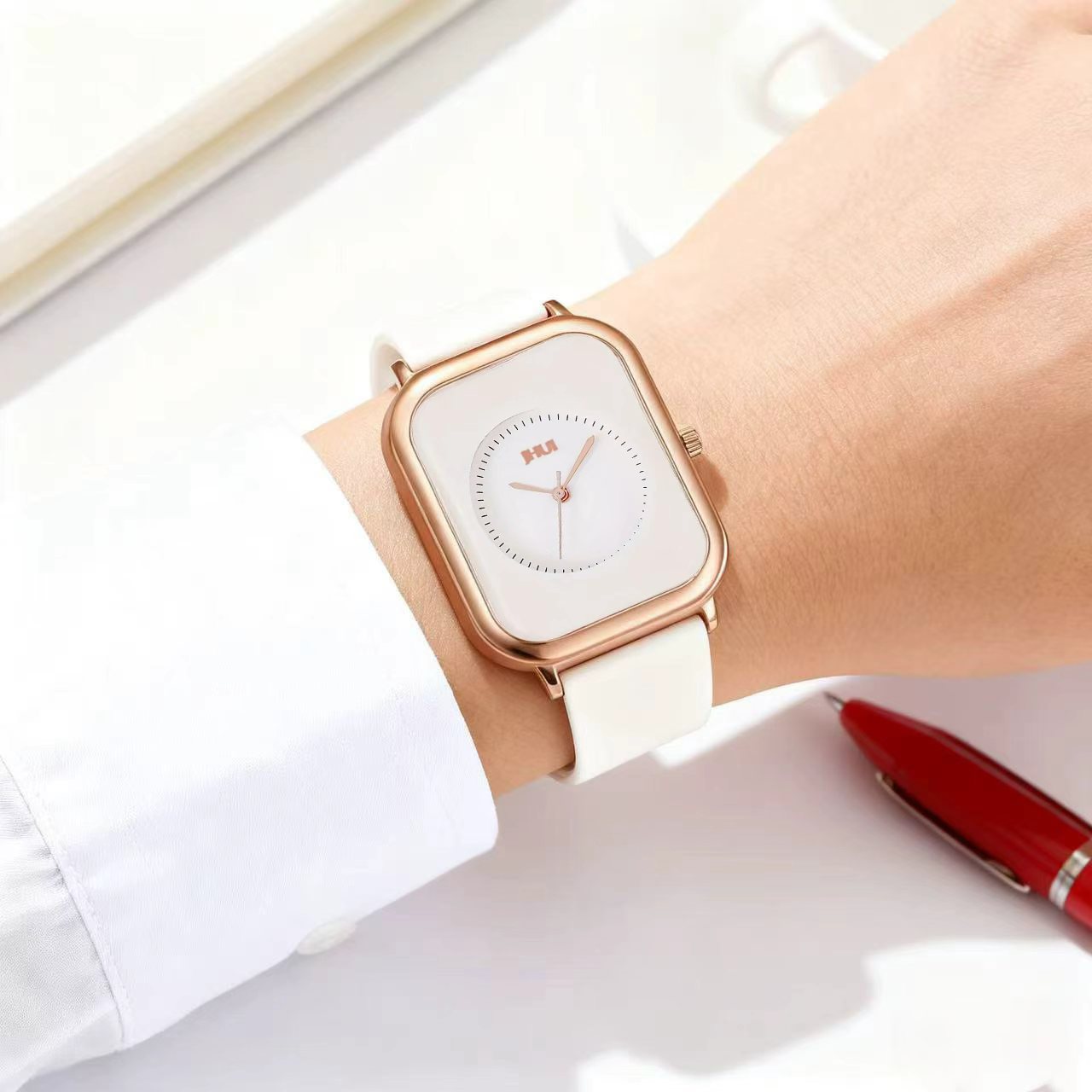 Ladies' Stylish Casual Business Quartz Watch, Featuring a Simulated Dial, Silicone Strap, Alloy Case, And Button Battery (Excluding Watch Box)