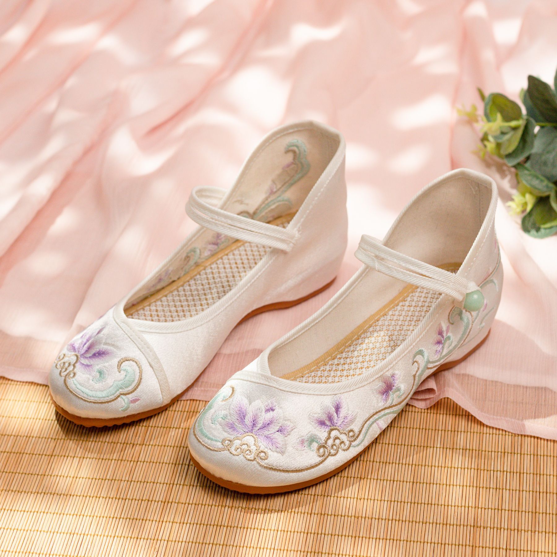 Image of European And Women's Chinese-style Embroidered Flat Shoes, One-strap Shallow-mouth Embroidered Shoes, Comfortable Slip-on Shoes For Daily Matching With Hanfu And Cheongsam, Women Shoes